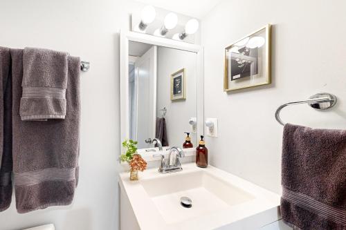 Downtown Retreat - Your Urban Oasis in College Park, USA
