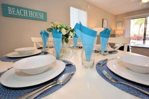 Beachy Vibes-Resort 2bed/2bath-Steps to Ocean in St. Augustine, USA