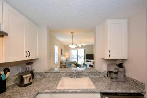 Beachy Vibes-Resort 2bed/2bath-Steps to Ocean in St. Augustine, USA