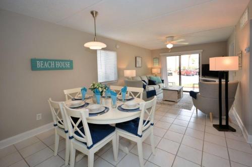 Beachy Vibes-Resort 2bed/2bath-Steps to Ocean in St. Augustine, USA