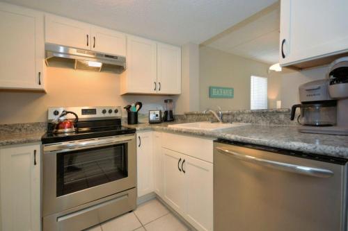 Beachy Vibes-Resort 2bed/2bath-Steps to Ocean in St. Augustine, USA