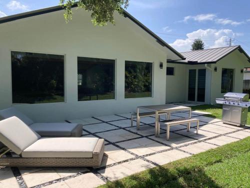 Stunning Modern Coastal Villa - The Three Palms in Delray Beach, USA