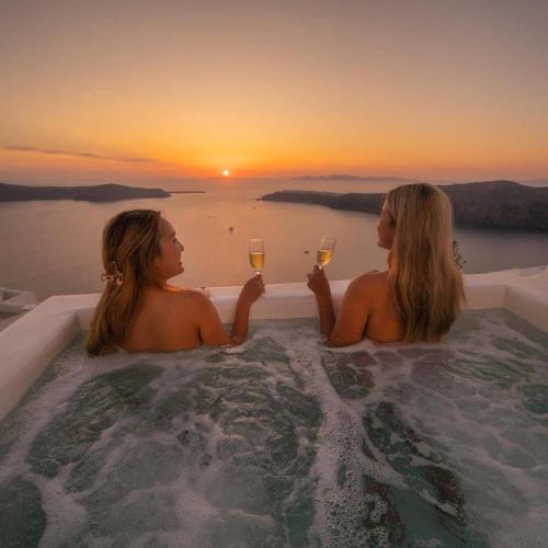 Esmi Suites Santorini