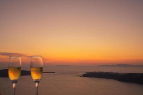 Esmi Suites Santorini