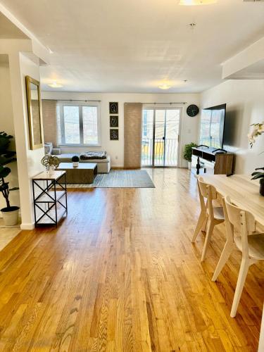 Stylish Evergreen Apartment By Newark Airport