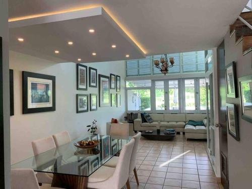 Villa Merchán 6 Guests 4BR & 4,5 Bathrooms – khách sạn tại Dorado