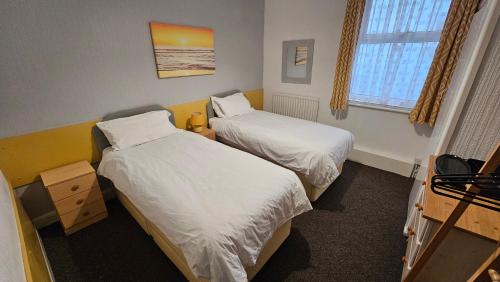 2 twin beds