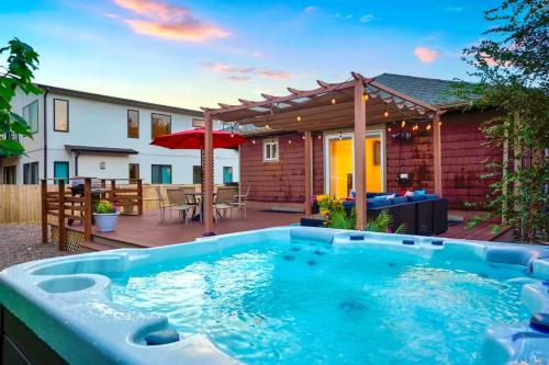 Shakedown St HOT TUB Fire Pit and 4 Miles to DT in Denver, USA