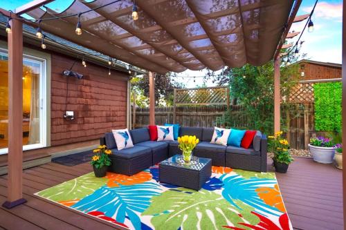 Shakedown St HOT TUB Fire Pit and 4 Miles to DT in Regis