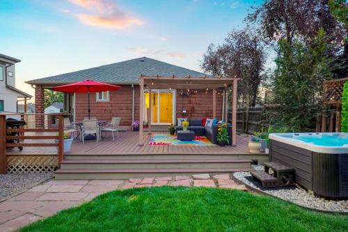 Shakedown St HOT TUB Fire Pit and 4 Miles to DT in Regis