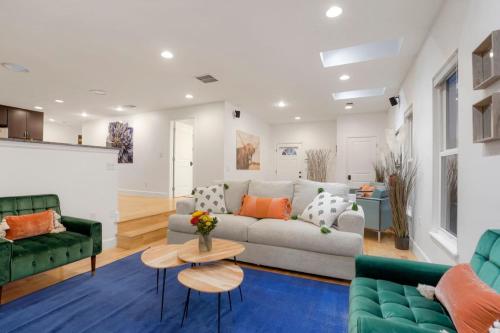 Shakedown St HOT TUB Fire Pit and 4 Miles to DT in Regis