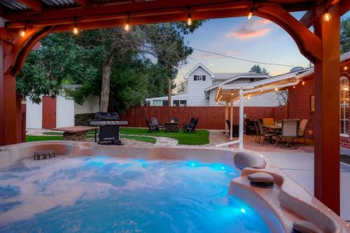 Unforgettable Stay HOT TUB and Fire Pit and 4 Miles to DT Denver