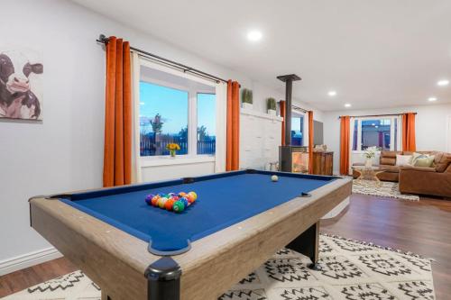 One of a Kind Home with HOT TUB Pool Table and Fire Pit 4 Miles to DT in Denver, USA
