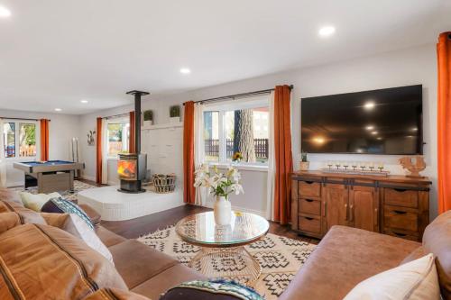One of a Kind Home with HOT TUB Pool Table and Fire Pit 4 Miles to DT in Denver, USA