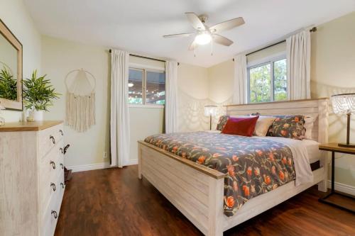 One of a Kind Home with HOT TUB Pool Table and Fire Pit 4 Miles to DT in Denver, USA