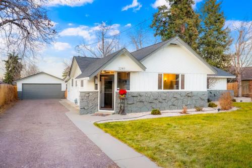 Best Experience in Denver HOT TUB and FIRE PIT 4 miles to DT in Regis