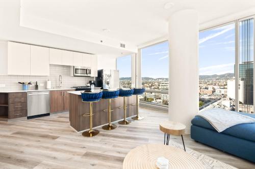 Upscale city view High Rise W/ private parking in Los Angeles, USA