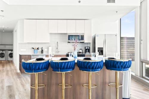 Upscale city view High Rise W/ private parking in Los Angeles, USA