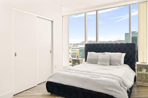 Upscale city view High Rise W/ private parking in Los Angeles, USA