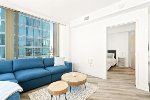 Upscale city view High Rise W/ private parking in Los Angeles, USA