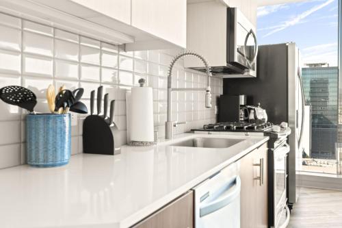 Upscale city view High Rise W/ private parking in Los Angeles, USA