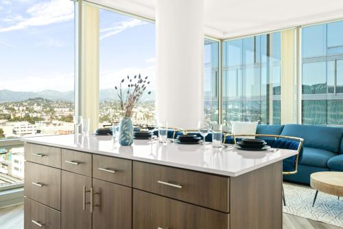 Upscale city view High Rise W/ private parking in Los Angeles, USA