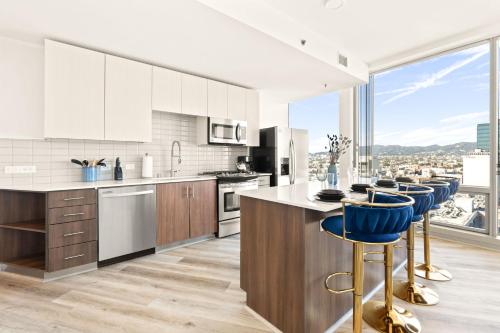 Upscale city view High Rise W/ private parking in Los Angeles, USA