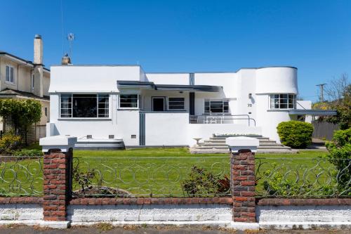 Art Deco Charm - Amazing River Views Inner City - Gisborne