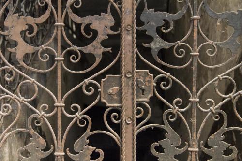 Authentic Budapest Apartment - image 9