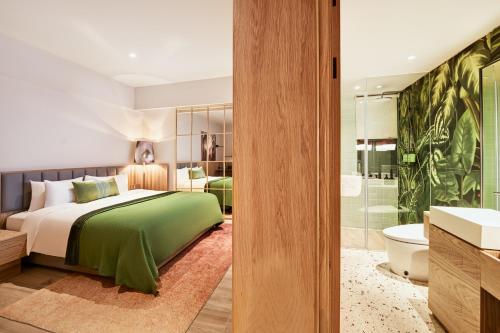 Superior Queen Room image 3