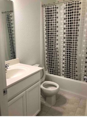 Private bedroom w/attached bath in Manor, USA