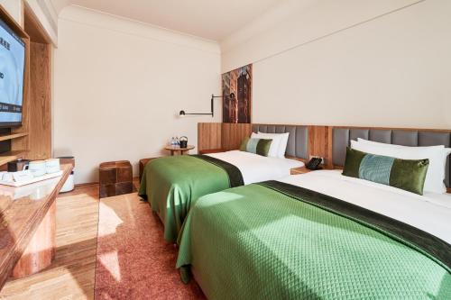 Deluxe Twin Room image 6