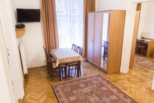 Authentic Budapest Apartment - image 2