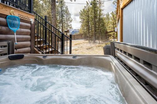 Come to the Hideout Hot Tub Fire Pits & Views in Woodland Park, USA