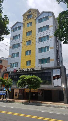 Exterior view, Okpo business hotel in Okpo-dong