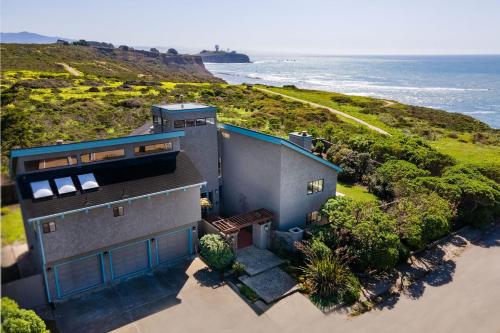 Unmatched Ocean Beach and Mountain Views Family-Friendly Retreat