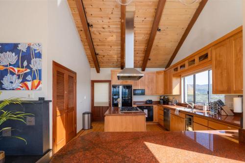 Unmatched Ocean Beach and Mountain Views Family-Friendly Retreat