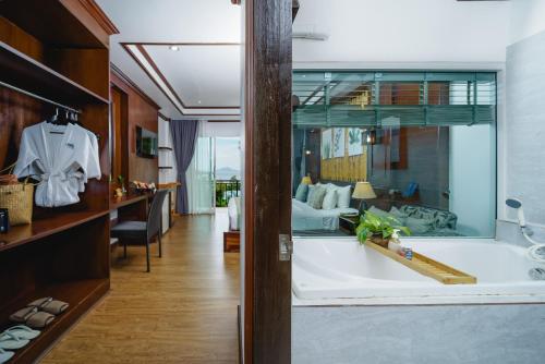 room detail thumbnail 2