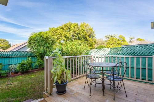 Spacious 3-Bed Mid Century Home Near CBD - image 3