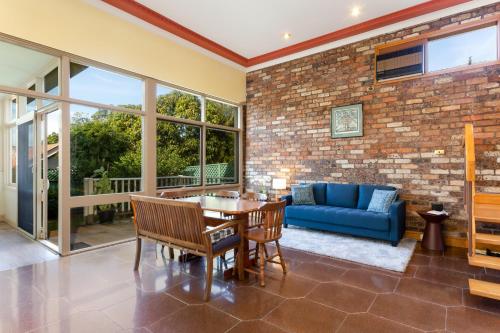 Spacious 3-Bed Mid Century Home Near CBD