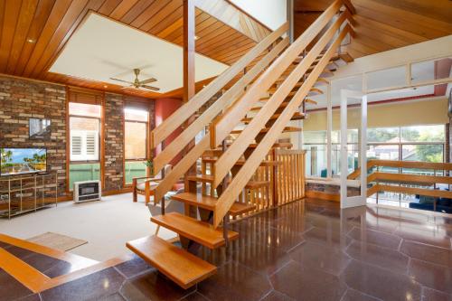 Spacious 3-Bed Mid Century Home Near CBD - main image