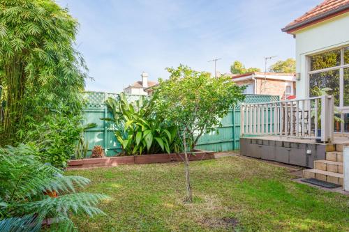 Spacious 3-Bed Mid Century Home Near CBD - image 7