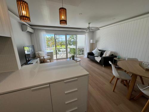 Konyha, Pelican Cove Apartments in Biggera Waters