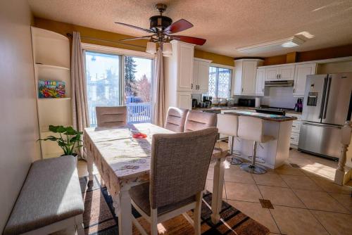 Beautiful 5 BDRM Home, Fenced Yard, WiFi, Fireplace, Free Parking, Transit, Town Centre - Sleeps 12