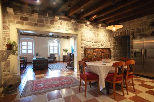 кухня, Olea Apartments in a Historic 17th Century Palace Perast in Пераст
