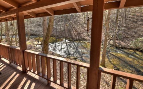 Cozy Creek Cabin Creekside comfort with a firepit and more in Ellijay, USA