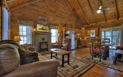 Cozy Creek Cabin Creekside comfort with a firepit and more in Ellijay, USA