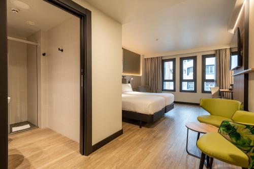 Superior Triple Room image 6
