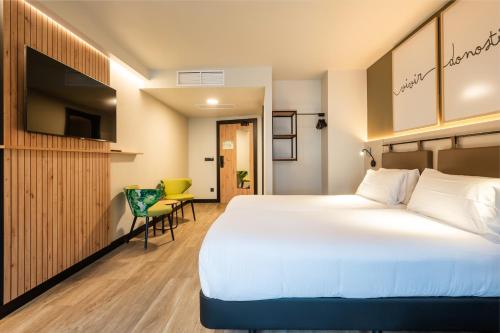 Superior Triple Room image 5