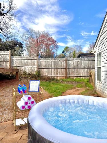 Blue Paradise HOT TUB in Charlotte, USA